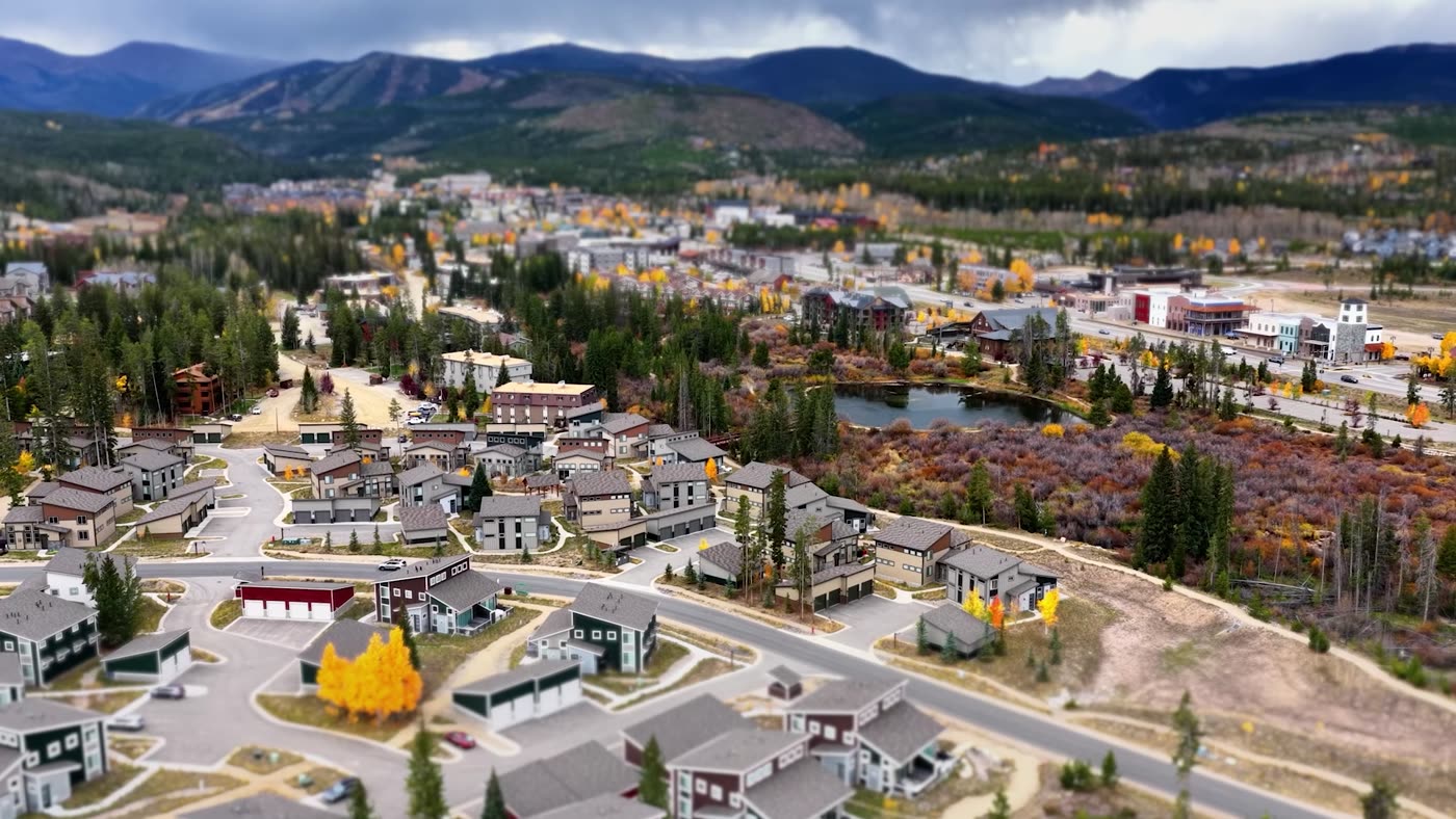 Fraser valley homes beneath the mountains